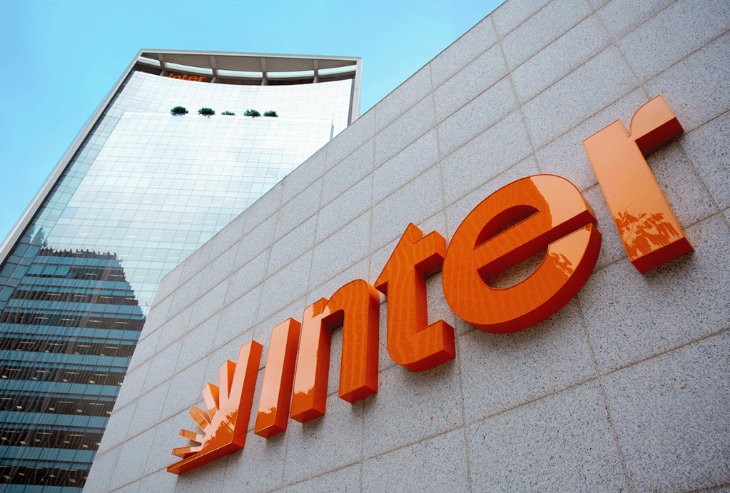 Exterior de una sucursal de Banco Inter.