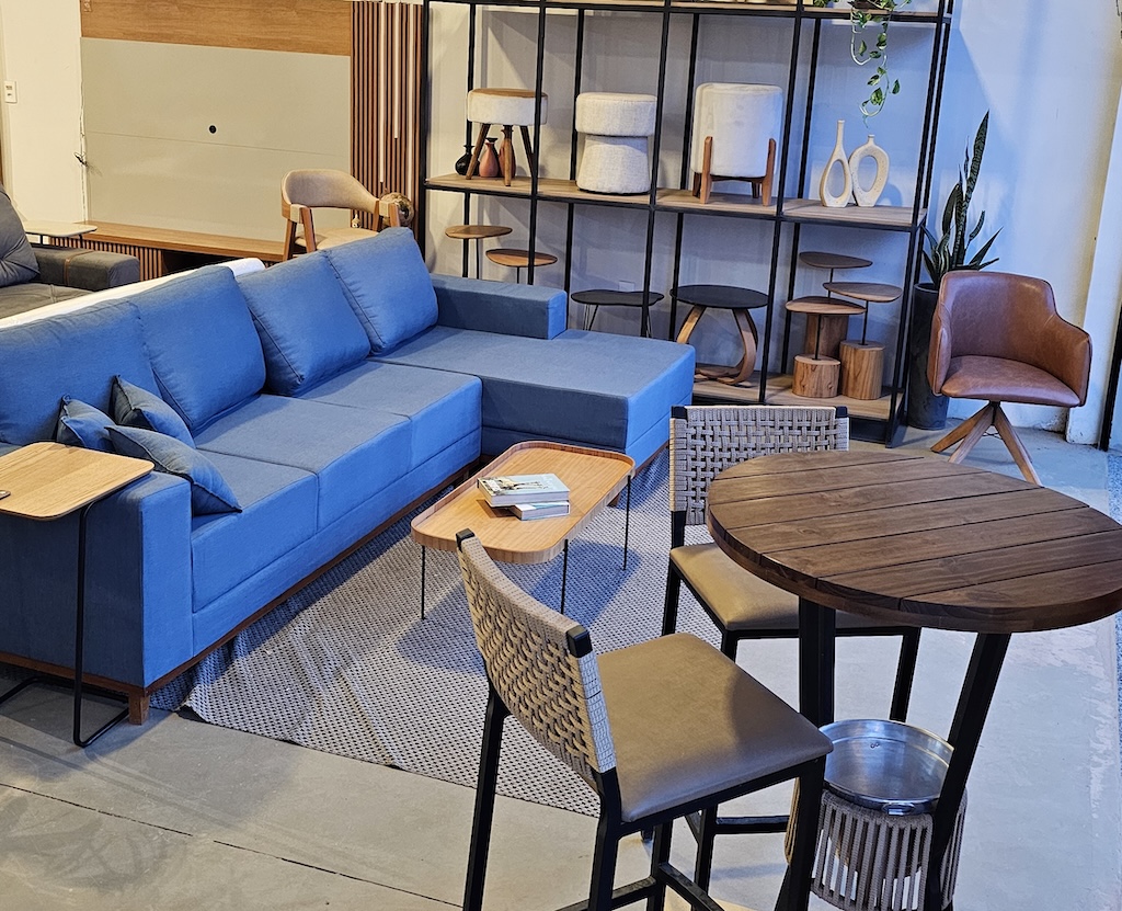 A picture of a sofa and coffee table from Bordinhon Móveis