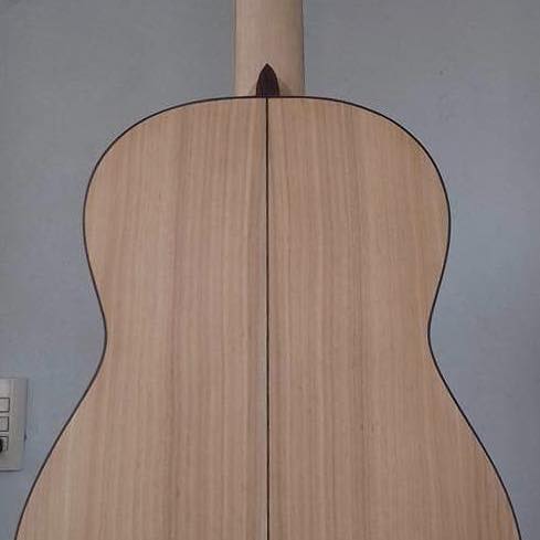 Le dos d’une guitare.