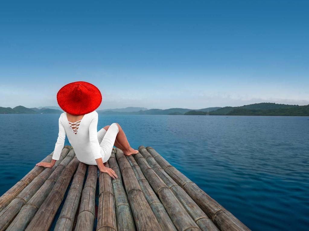 Une femme assise sur un ponton.