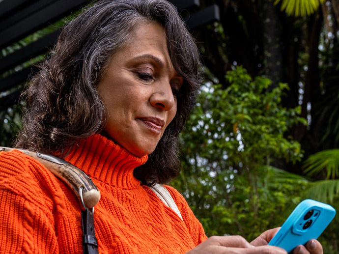Une femme utilise son téléphone.