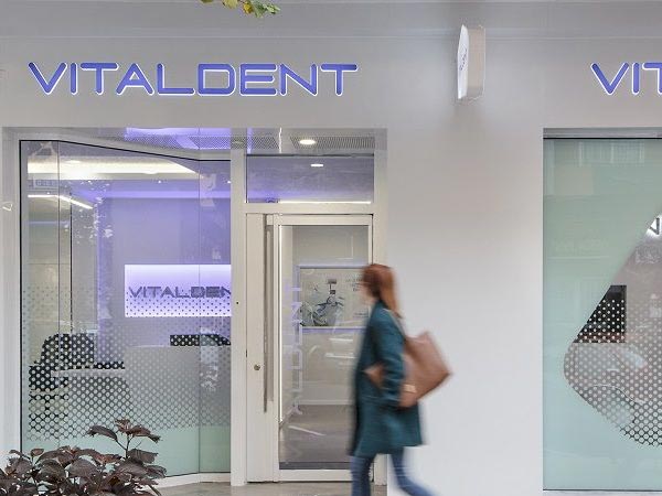 Exterior de uma clínica da Vitaldent.