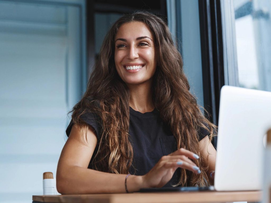 Una mujer usando su computadora portátil.
