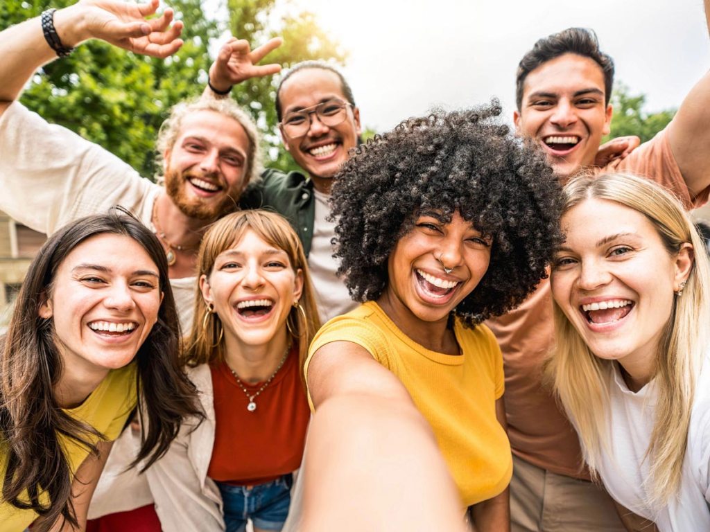 Un grupo de estudiantes celebrando.