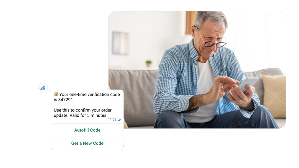 Um homem lendo uma mensagem de verificação única recebida no celular