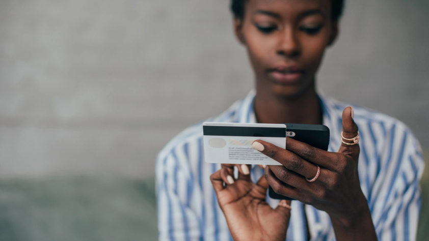 Personne faisant un achat sur son téléphone via WhatsApp