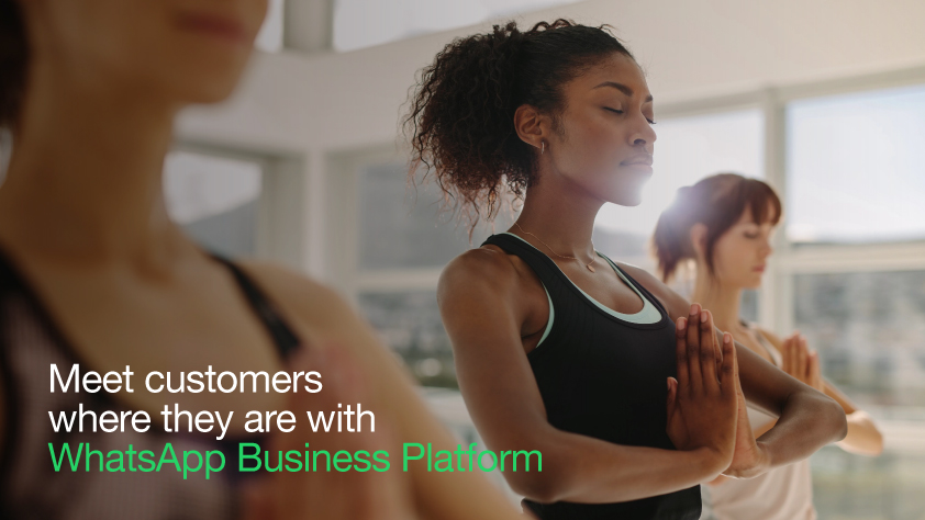 Tiga wanita melakukan yoga dengan teks bertuliskan temui pelanggan di tempat mereka berada dengan Platform WhatsApp Business