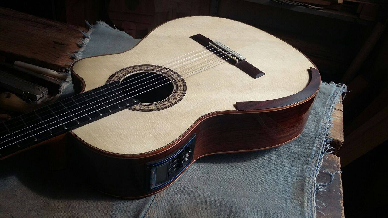 Um violão.