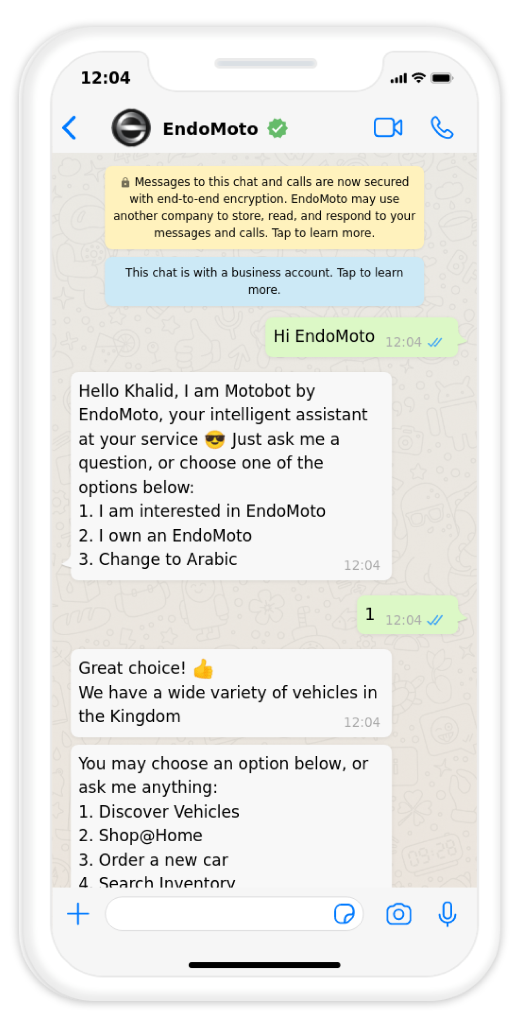 Une personne à la recherche d’un nouveau véhicule discute avec un représentant d’EndoMoto sur WhatsApp