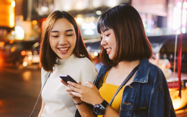 Deux femmes dans la rue utilisant la messagerie pour obtenir de l’aide
