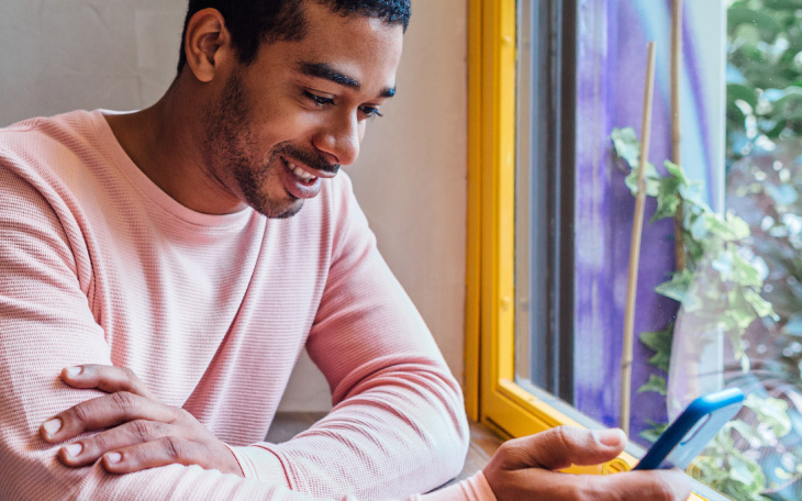 Personne assise dans un café et envoyant des messages sur WhatsApp