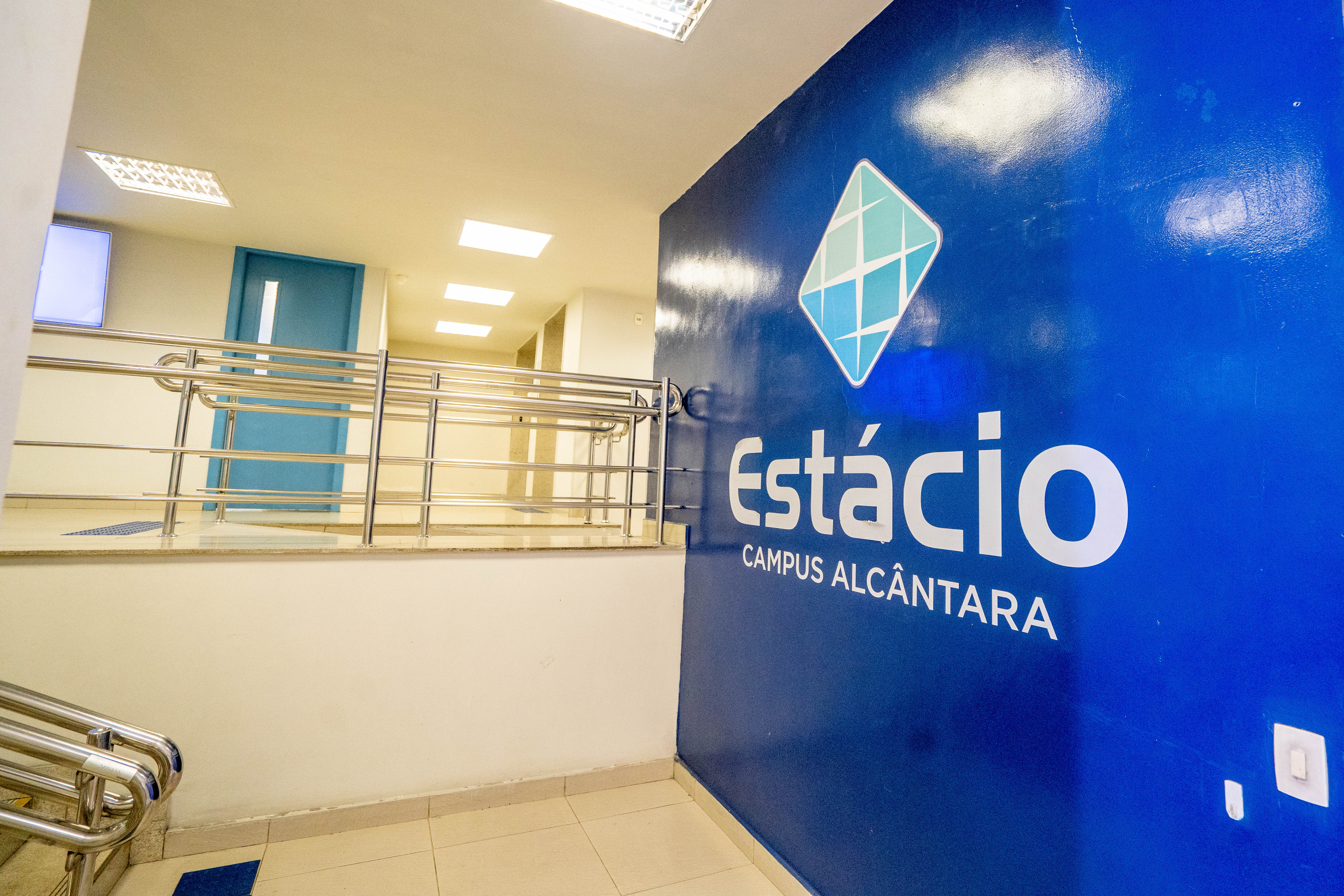 A hallway at an Estácio facility.