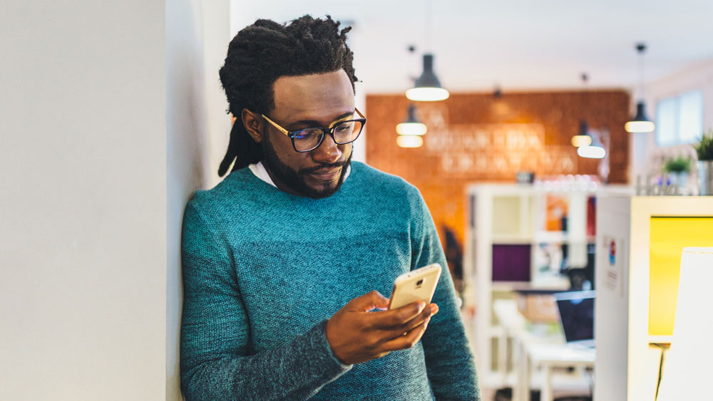 मोबाइल देखता हुआ आदमी