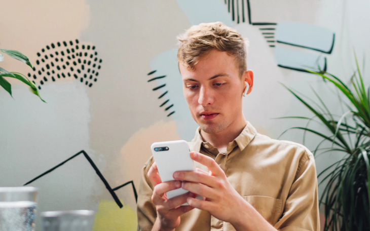 Orang di meja melihat pesan otomatis melalui WhatsApp