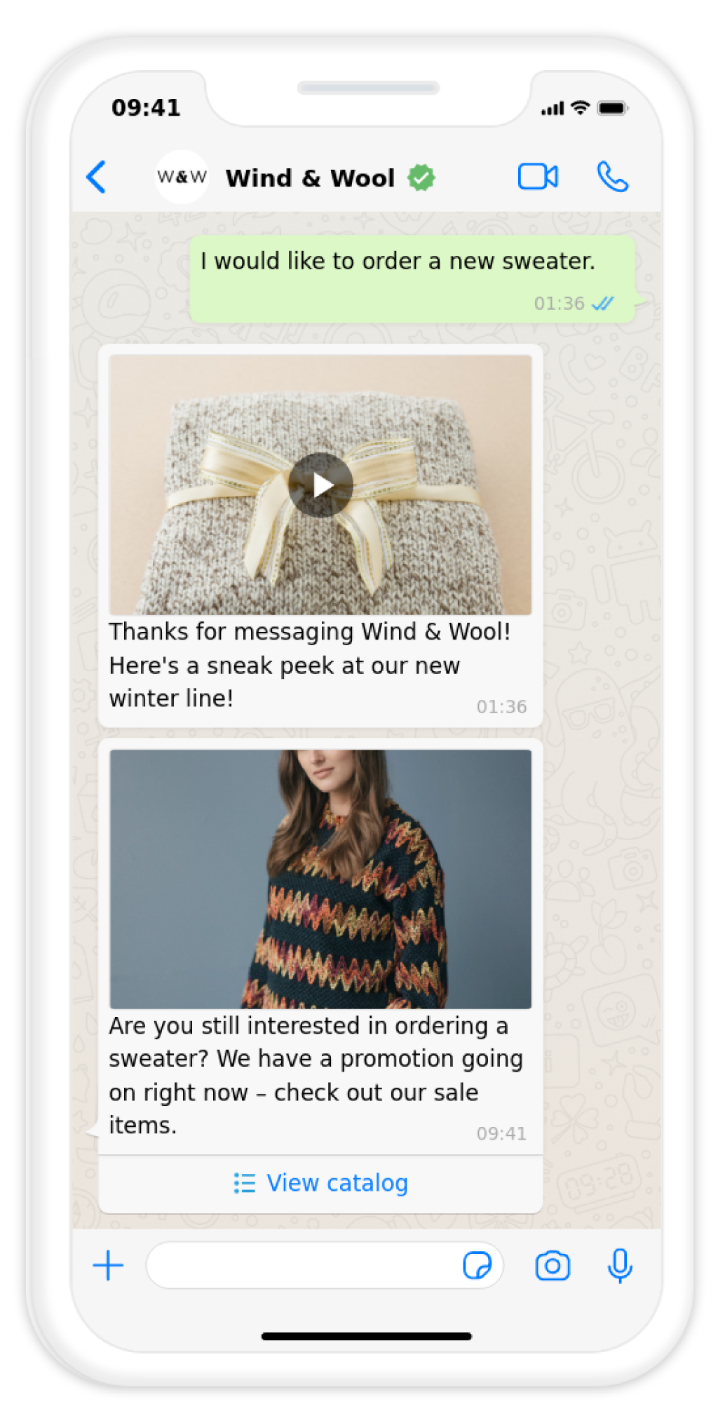 Une personne qui souhaite acheter un nouveau pull discute avec un membre de l’équipe de Wind &amp; Wool sur WhatsApp
