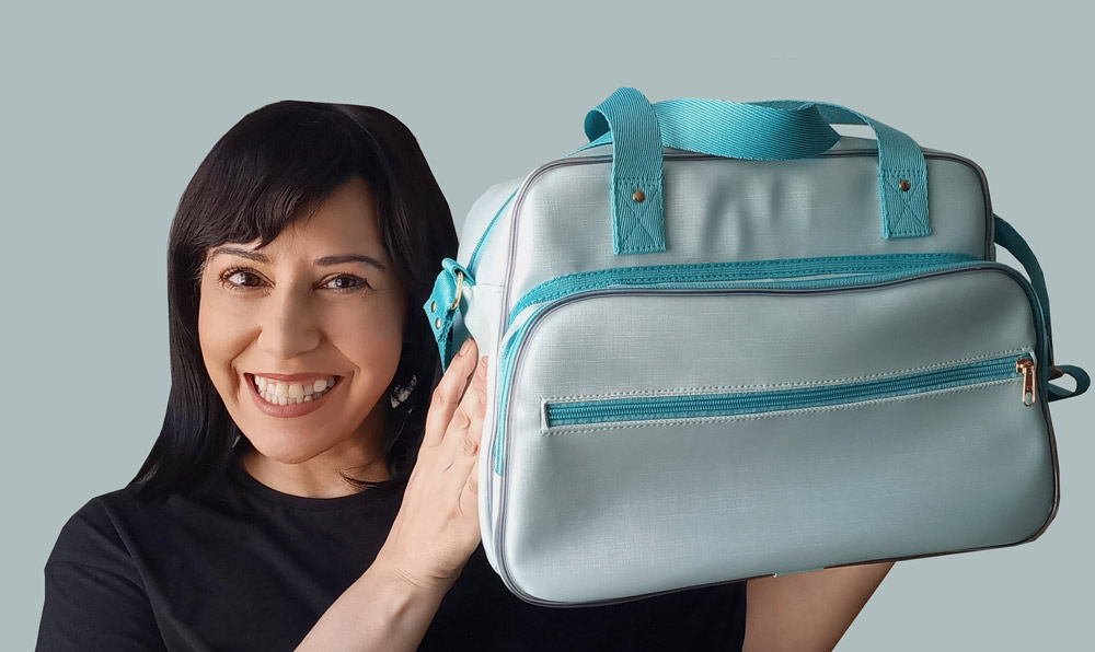 Imagen de una mujer sosteniendo un bolso de Analu Ballestero