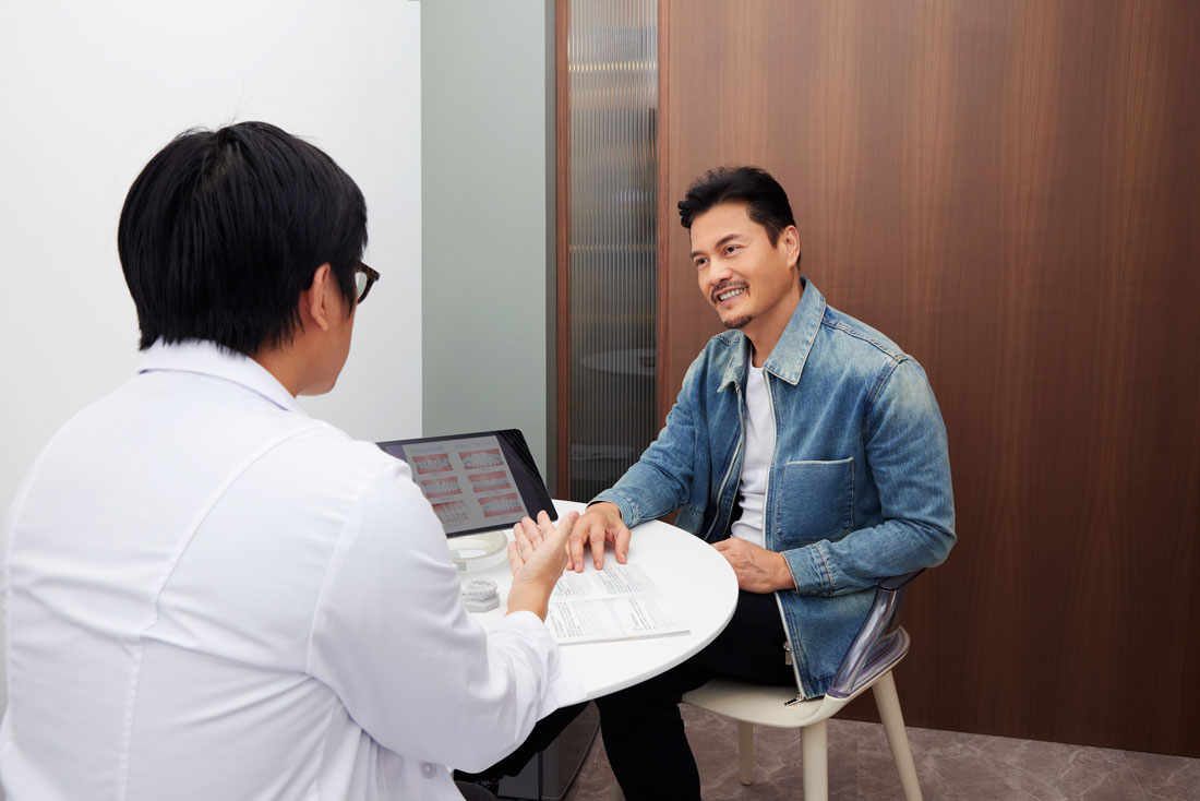 A consultant speaking with a satisfied customer
