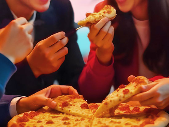 Pessoas dividindo uma pizza