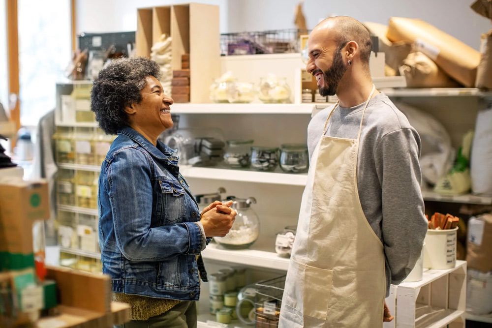 Un homme et une femme dans un magasin, souriant et riant