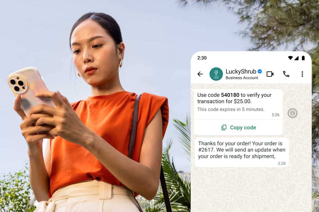 Une personne vérifie une transaction via WhatsApp avec une méthode d’authentification par mot de passe à usage unique (TOTP)