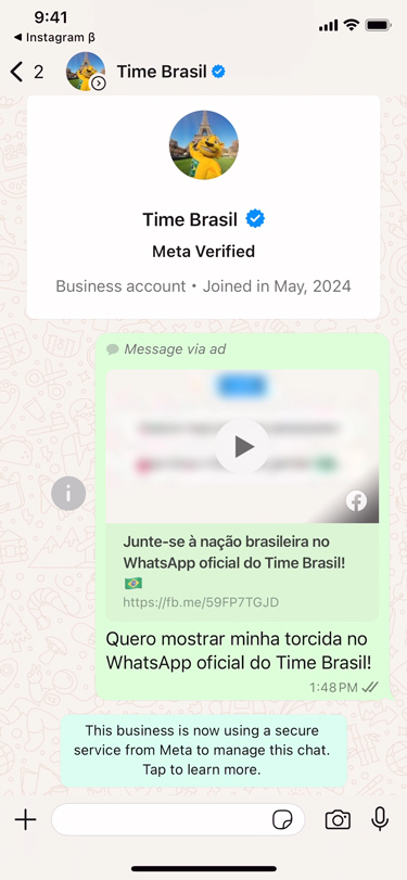 Una representación visual de fans que personalizan su experiencia dentro de Time Brasil en WhatsApp.