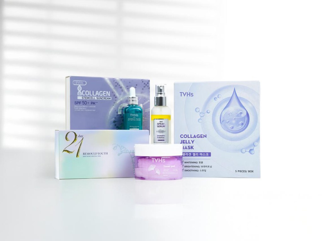 Exhibición de productos cosméticos sobre un fondo blanco de Thành Vinh Holdings