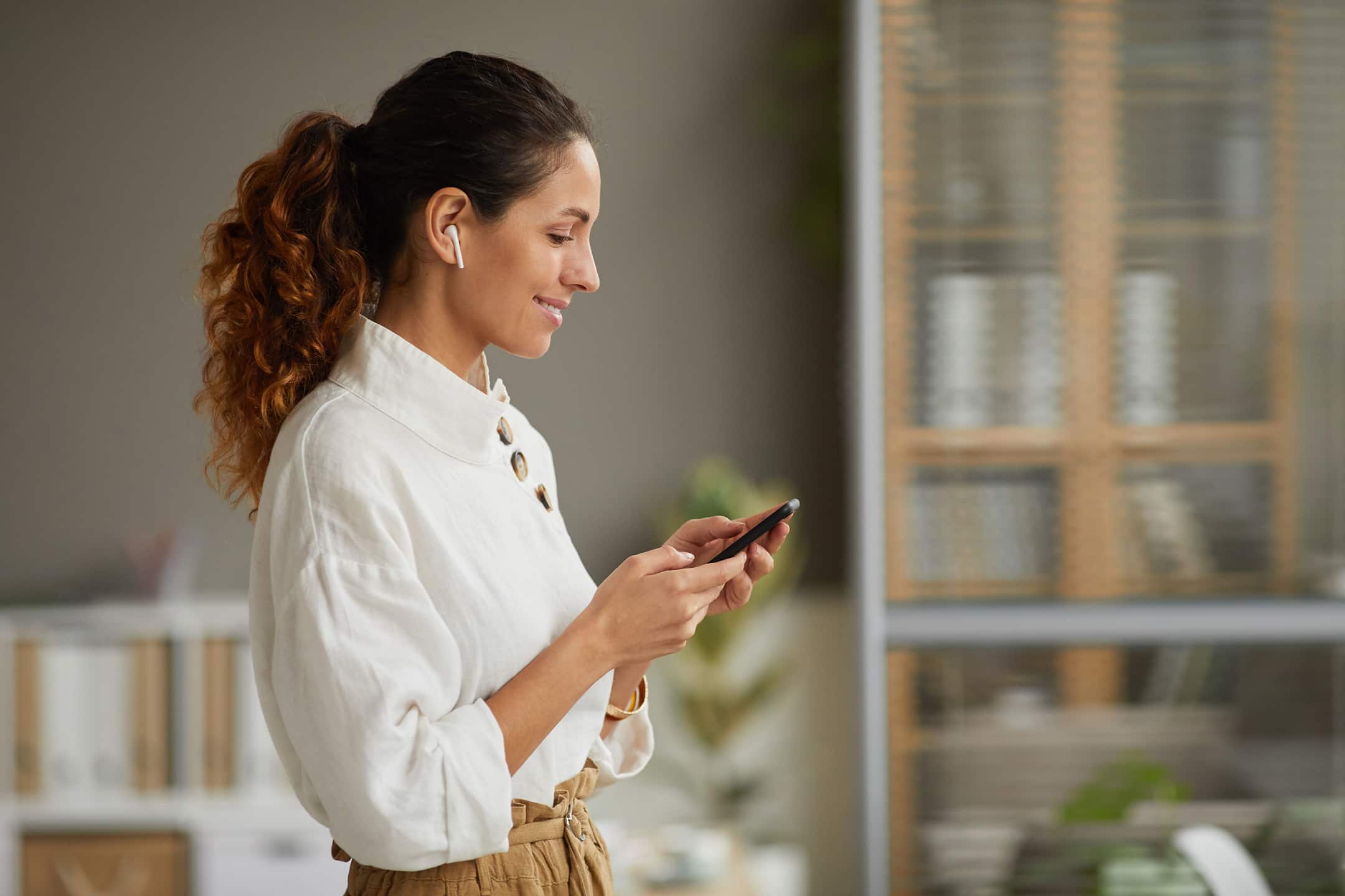 empresa usando a plataforma do whatsapp business para interagir com clientes online