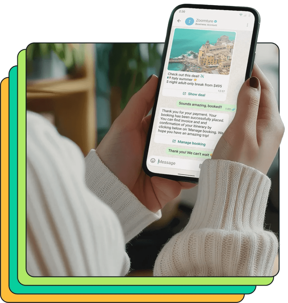 Personne consultant une confirmation de réservation sur WhatsApp Business sur un smartphone