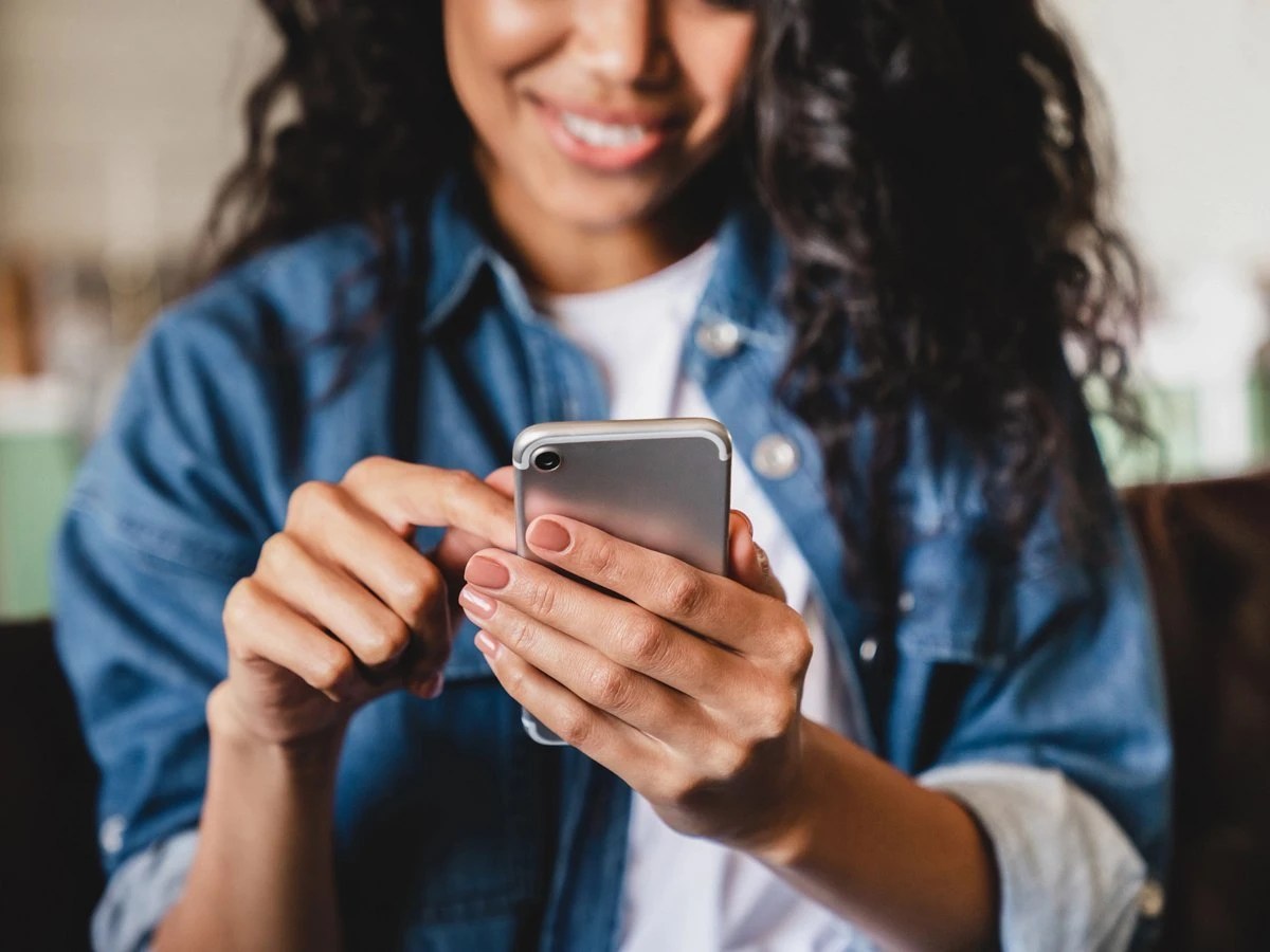 Mulher olhando para o celular