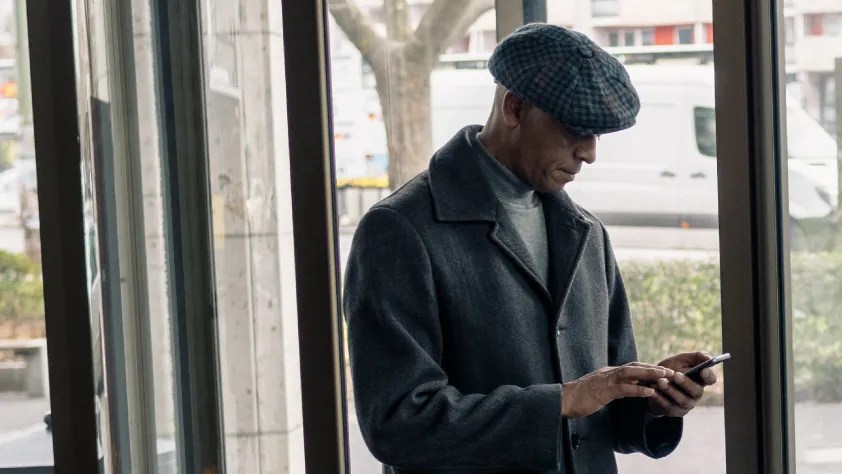 Seseorang menggulir telepon di bank