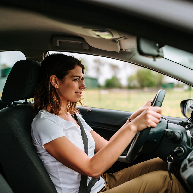 A woman driver her car with her seatbelt on