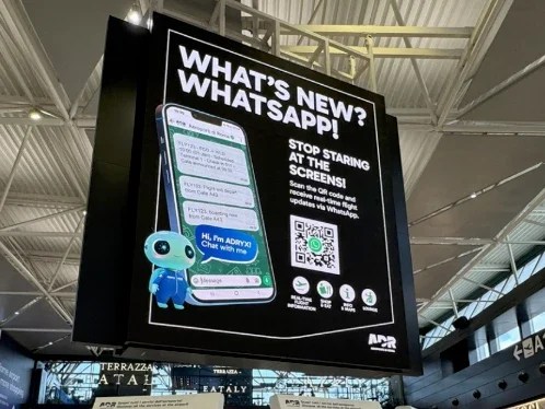 Anuncio de Aeroporti di Roma en un cartel publicitario en un aeropuerto
