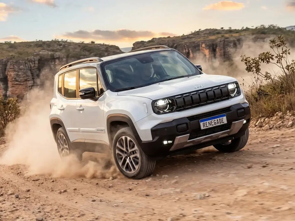 White Jeep Renegade off-roading and leaving dirt clouds in its trail