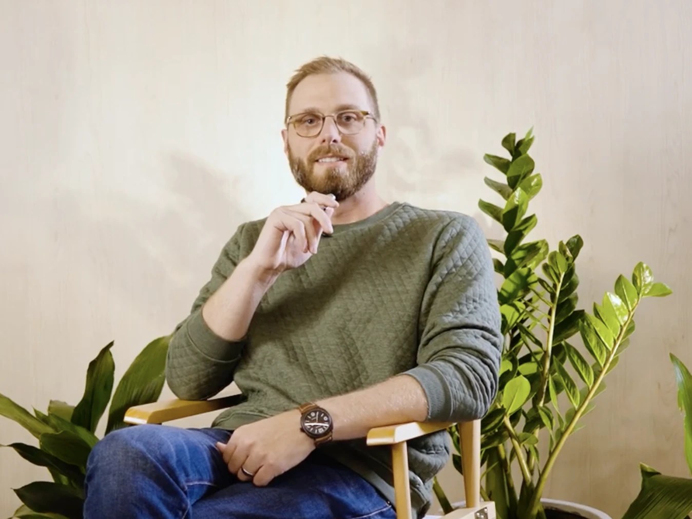 James Detmer sentado segurando um microfone