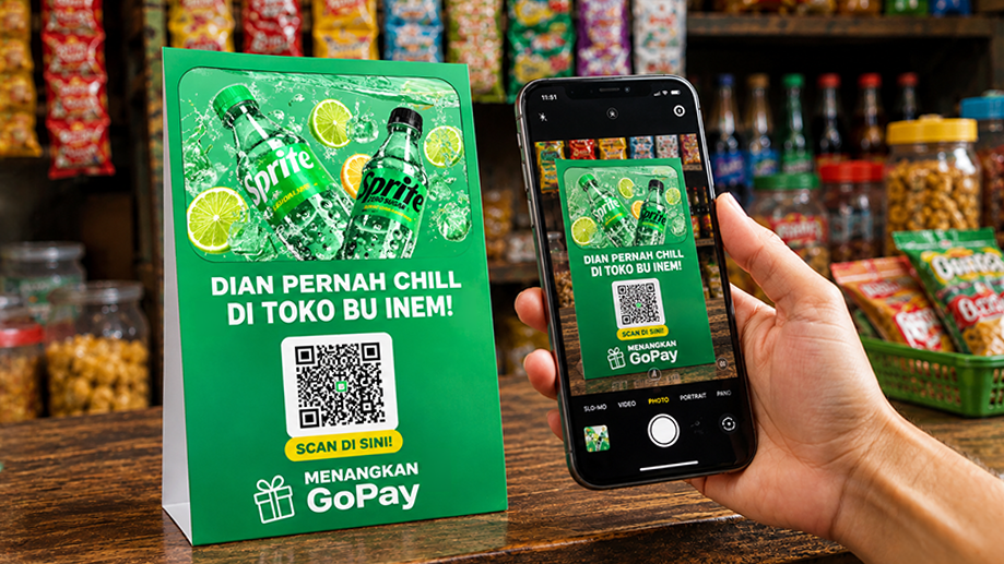 Un téléphone scannant une publicité avec un code QR